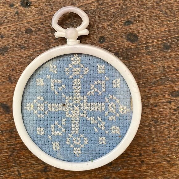 Set of 4 vintage cross stitch white snowflakes Christmas ornaments - Picture 4 of 6